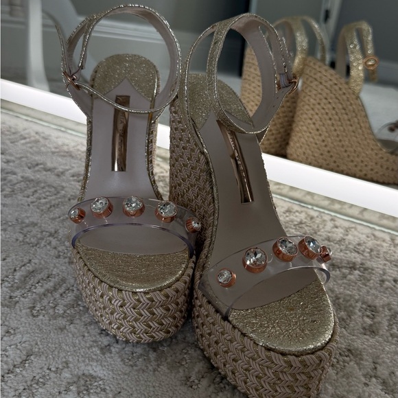 Elegant Gold Platform Wedge Sandals - Picture 1 of 3